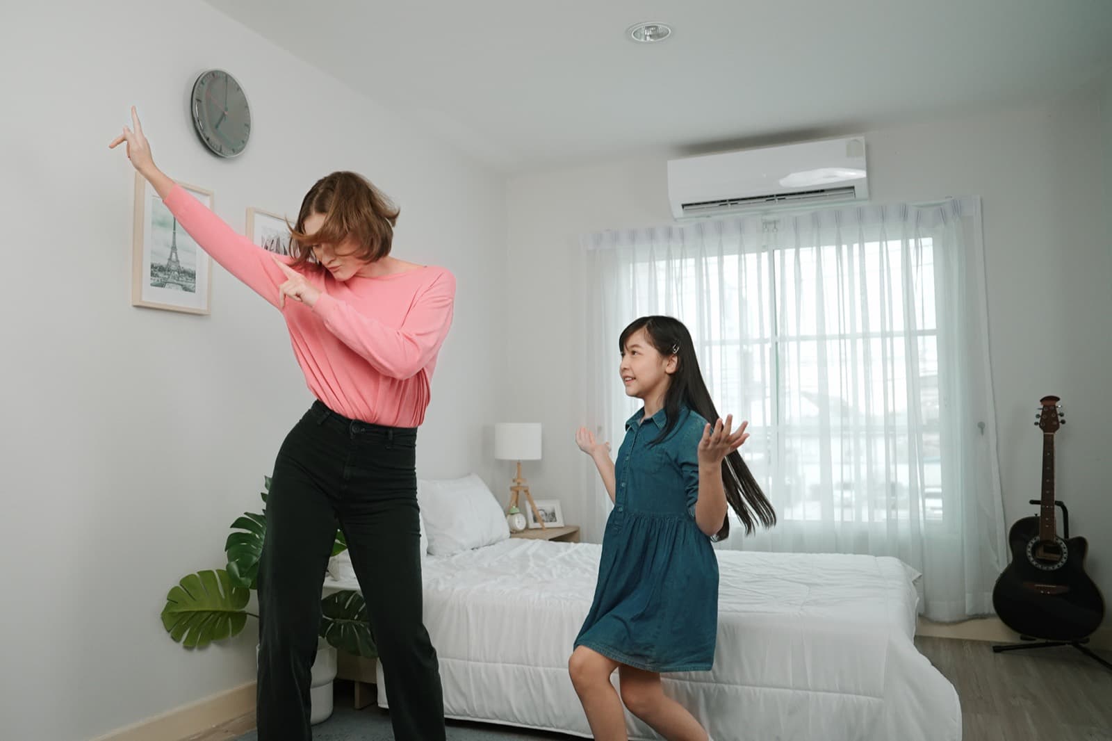 Mère et fille qui dansent dans une chambre climatisée