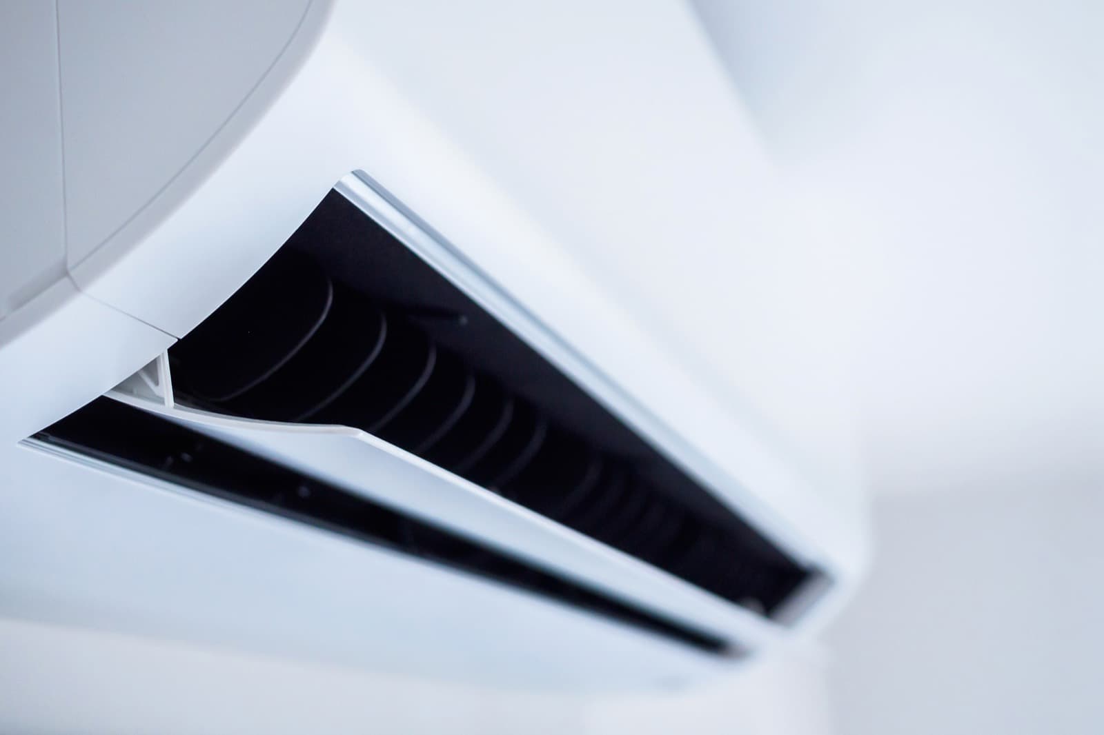 Gros plan sur les volets d’une thermopompe murale