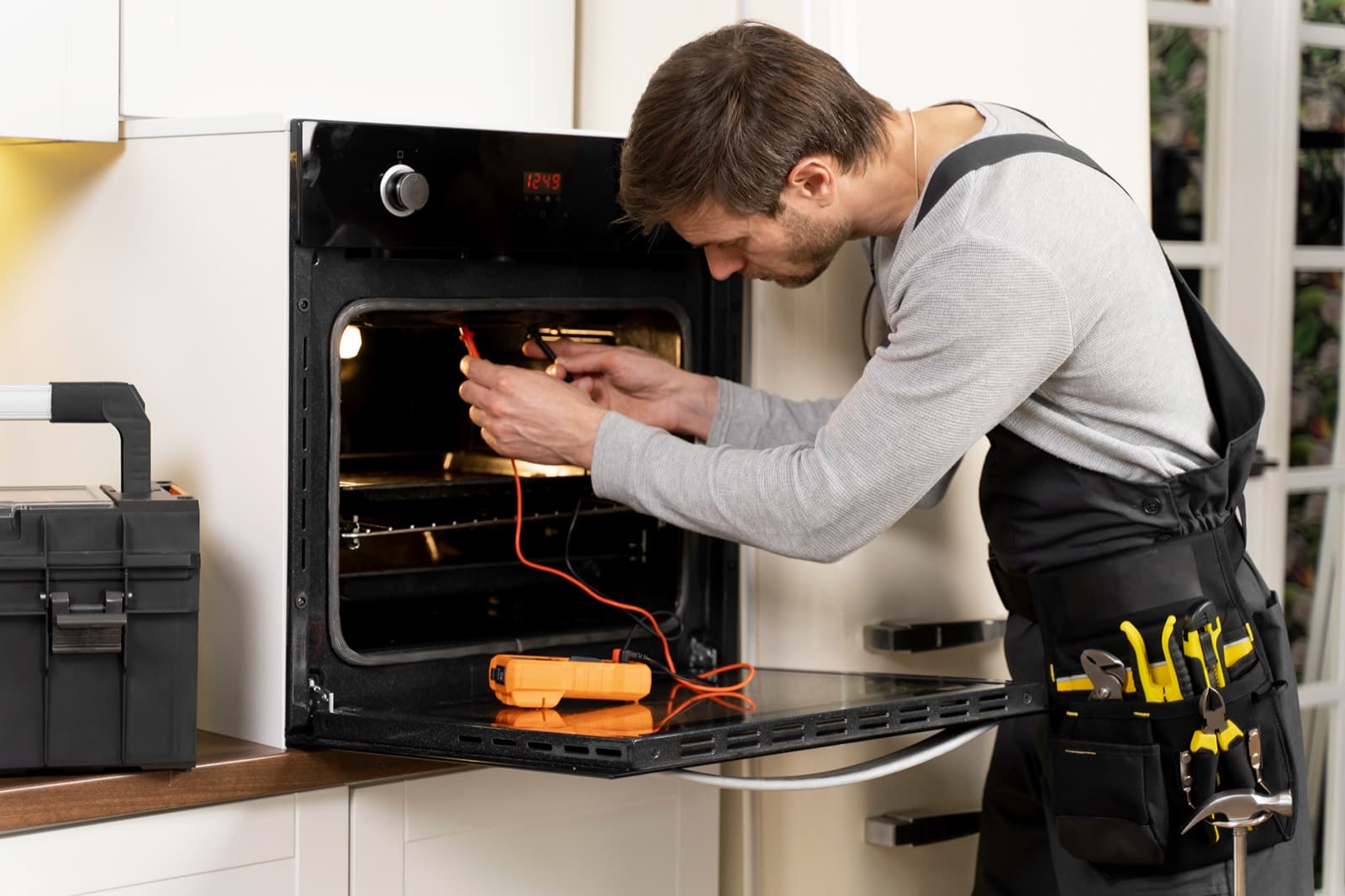 Technicien qui répare un appareil de chauffage électrique