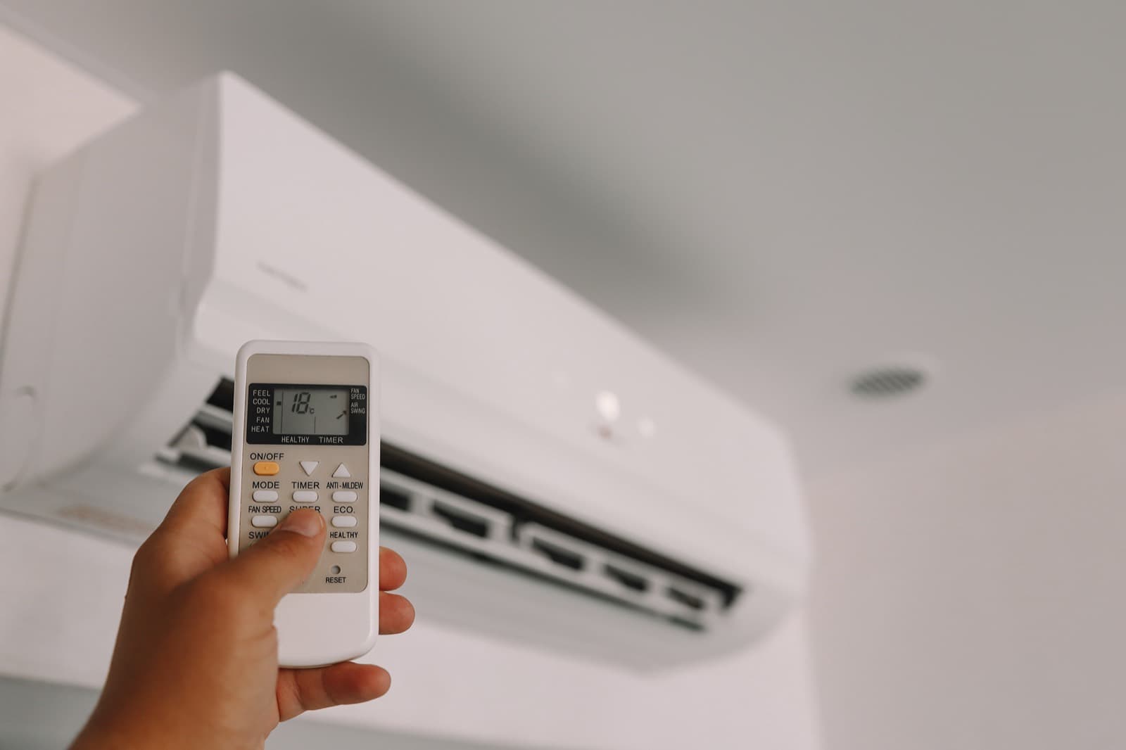 Télécommande dirigée vers une thermopompe murale
