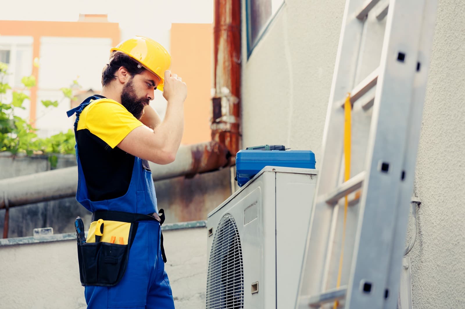 Technicien près d’une unité extérieure de thermopompe