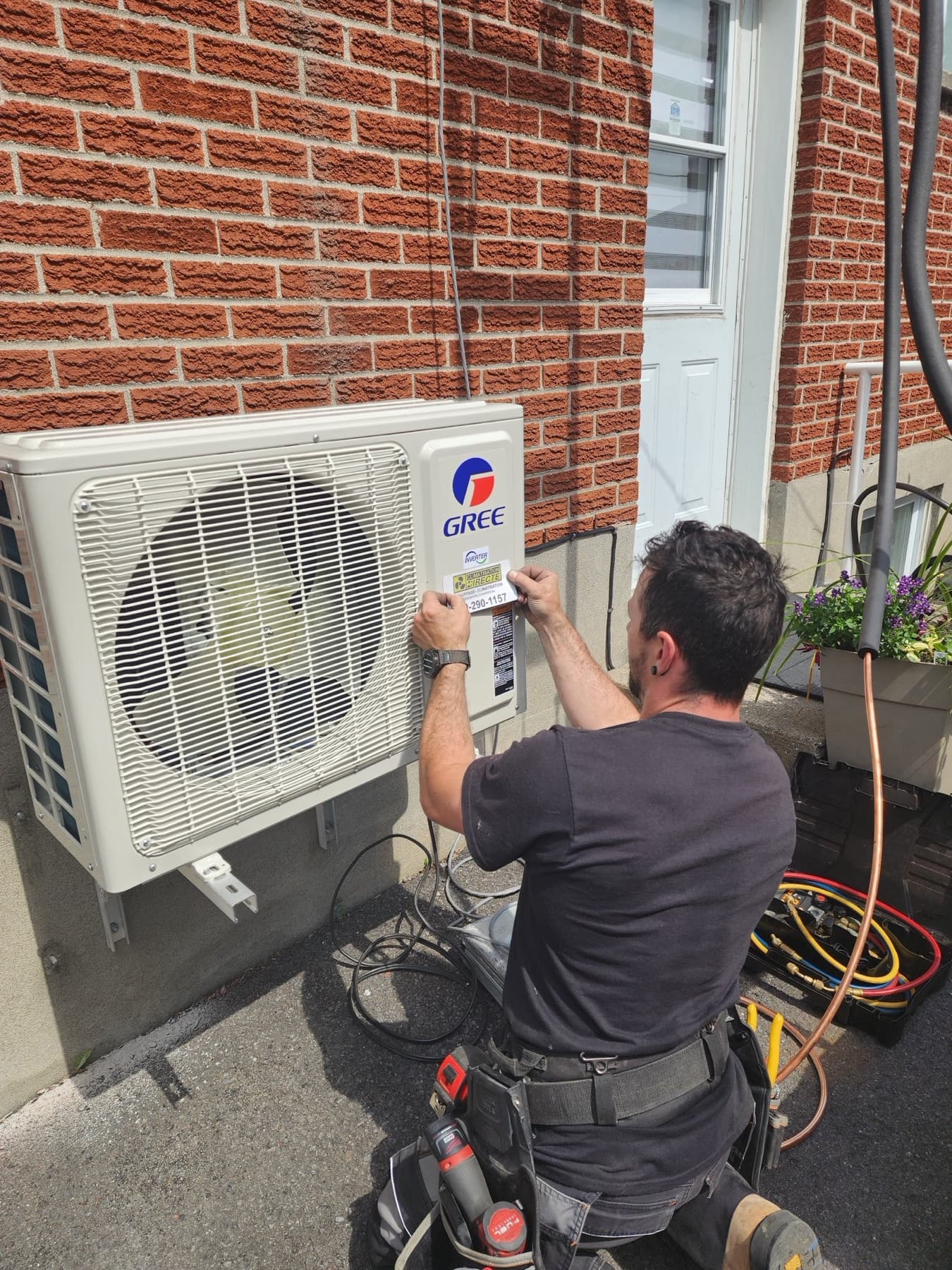 Technicien de Climatisation Directe installant une thermopompe GREE